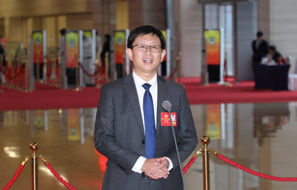 省政協委員、中山大學附屬第一醫院耳鼻咽喉科副主任李?。鹤屄稜I經濟從“網紅”變“長紅”