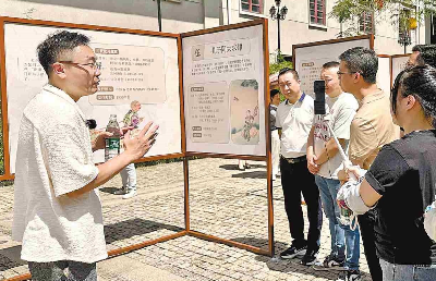 郵票剪貼畫亮相汕頭小公園